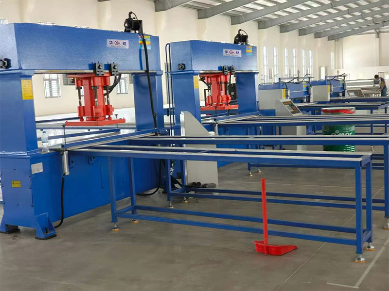 全自動(dòng)龍門(mén)整板送料裁斷機(jī)